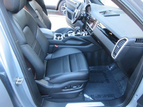 Used 2023 Porsche Cayenne image 24
