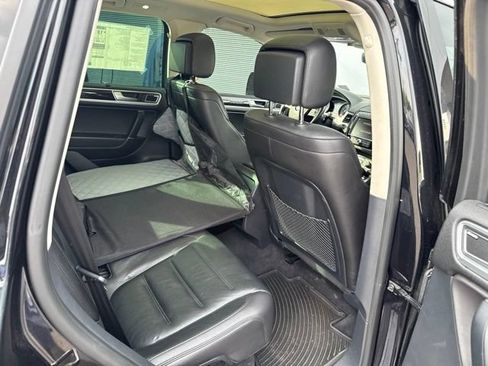 Used 2017 Volkswagen Touareg Executive AWD/4WD image 13