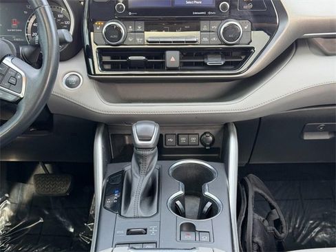 Used 2021 Toyota Highlander XLE image 15