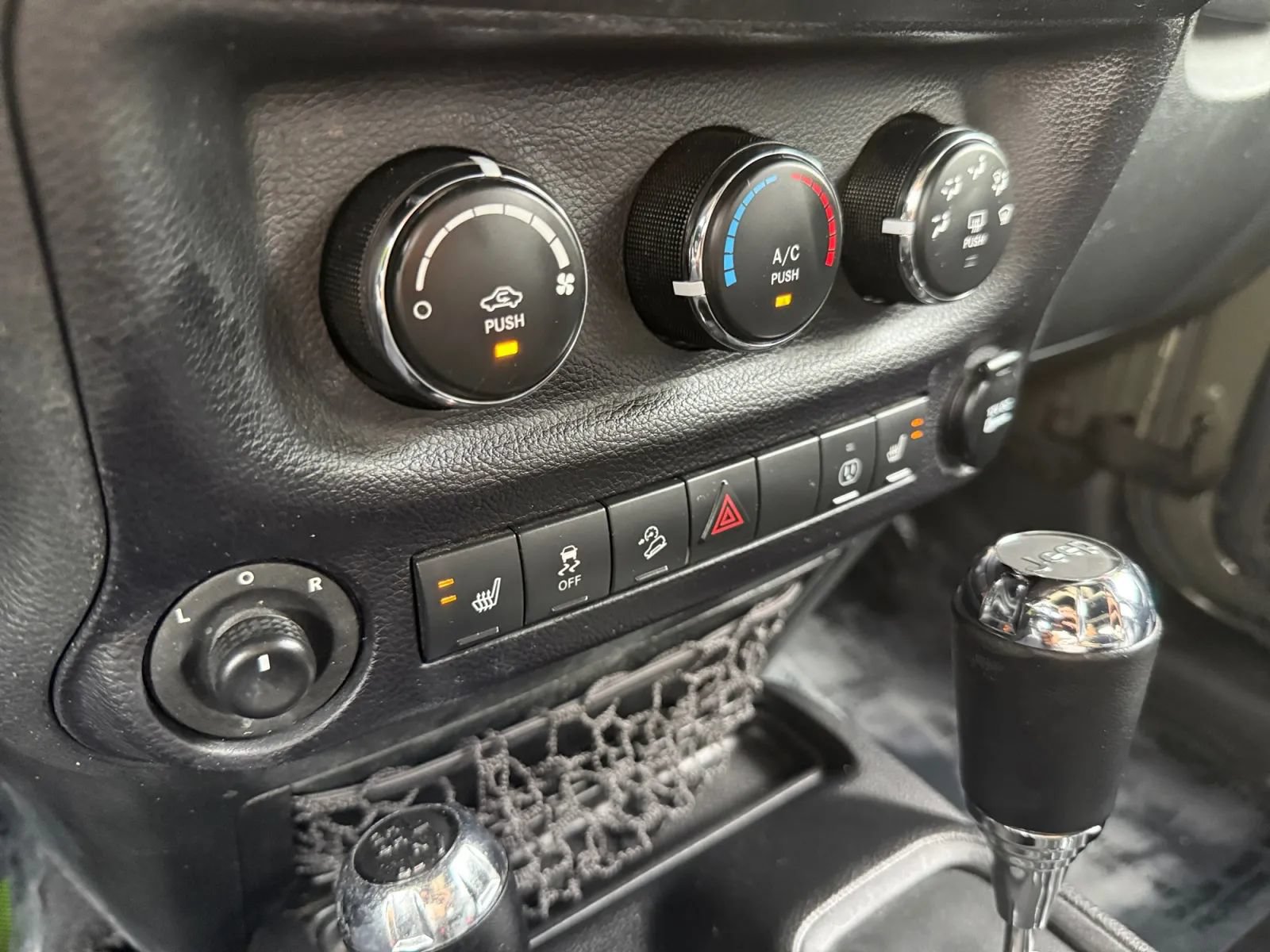 Used 2015 Jeep Wrangler Unlimited Rubicon AWD/4WD image 34