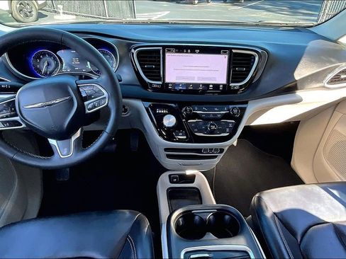 Used 2024 Chrysler Pacifica Touring-L image 7