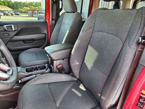 Used 2025 Jeep Wrangler Unlimited Sahara AWD/4WD image 19