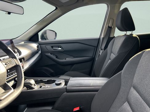 Used 2025 Nissan Rogue SV image 11