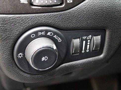 Used 2022 Jeep Cherokee Trailhawk image 18