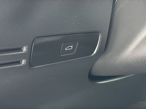 Certified 2024 Volvo XC40 B5 Core image 13