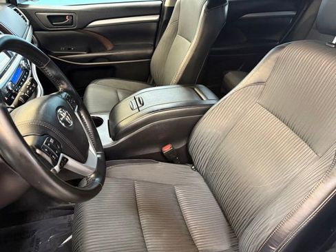 Used 2018 Toyota Highlander Plus w/ Carpet Mat Package (TMS) image 18