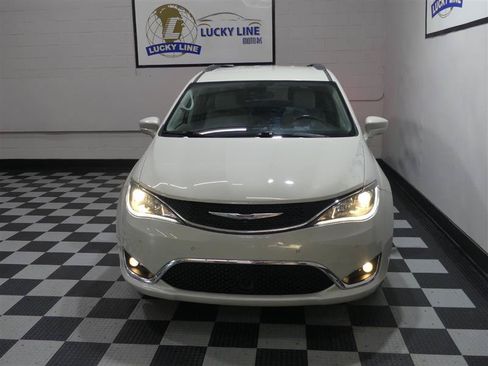 Used 2020 Chrysler Pacifica Touring-L w/ Tire & Wheel Group FWD image 3