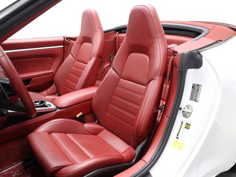 Used 2022 Porsche 911 Carrera image 3