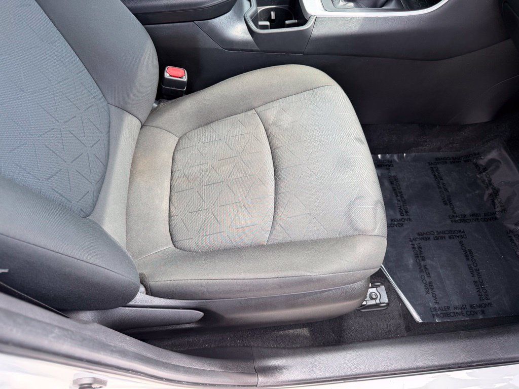 Used 2022 Toyota RAV4 XLE w/ Convenience Package FWD image 16
