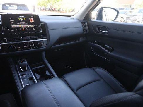 Used 2025 Nissan Pathfinder SL image 27