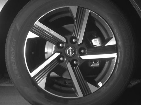 Used 2025 Nissan Sentra SV FWD image 13