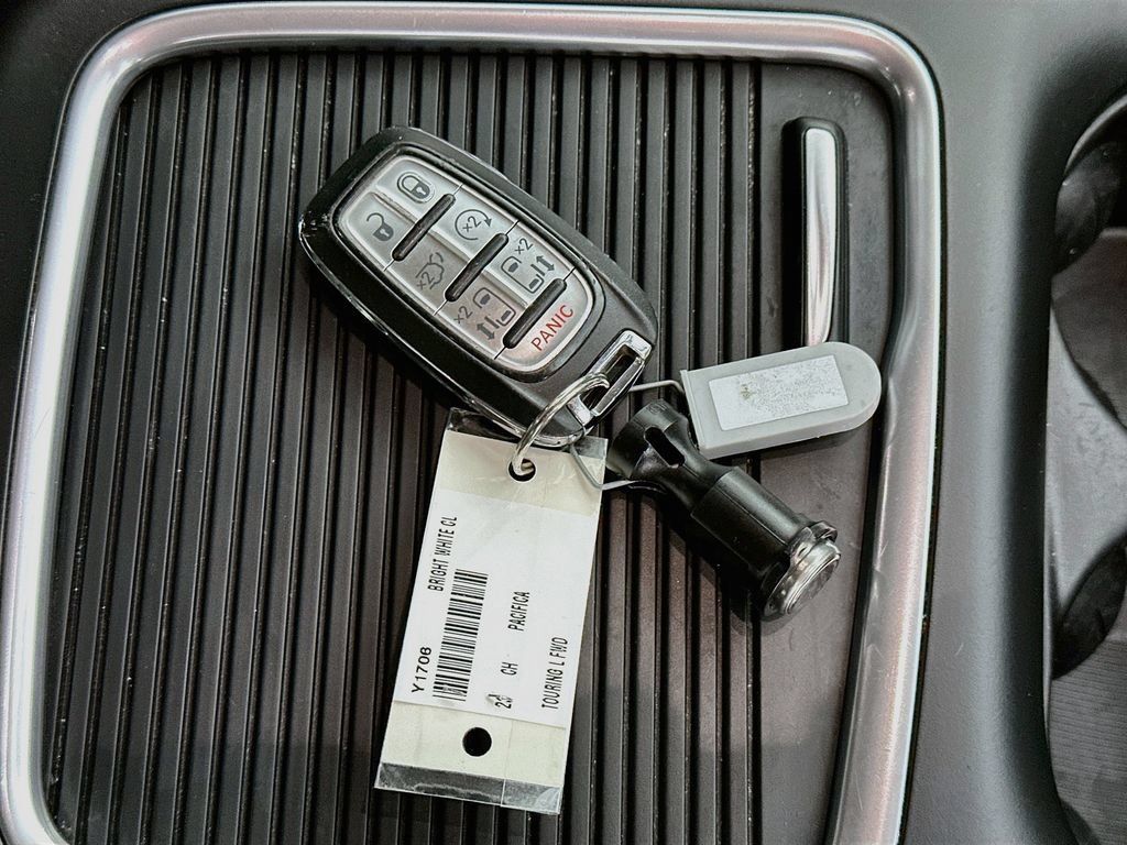 Used 2023 Chrysler Pacifica Touring-L FWD image 34