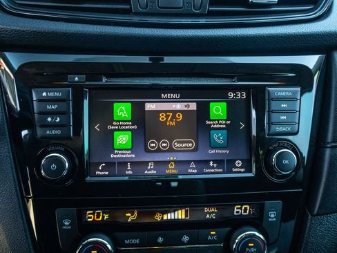 Used 2018 Nissan Rogue SV w/ Premium Package FWD image 32