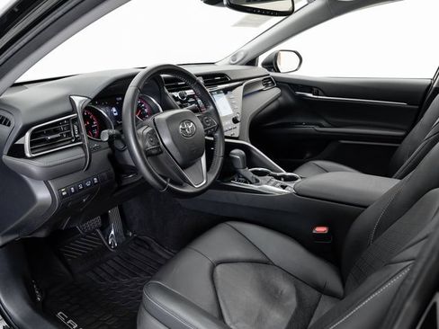 Used 2019 Toyota Camry XSE image 4