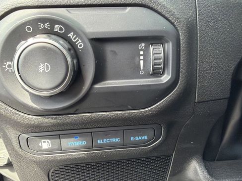 Used 2023 Jeep Wrangler Unlimited Sahara AWD/4WD image 11