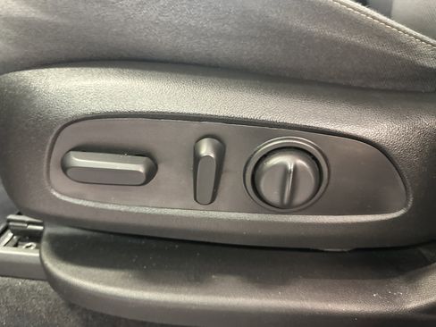 Used 2021 Chevrolet Traverse LT FWD image 19