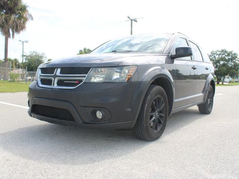 Used 2019 Dodge Journey SE w/ Connectivity Group FWD image 3