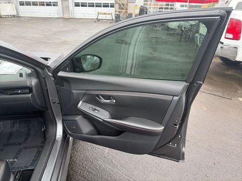 Used 2023 Nissan Sentra SR w/ SR Premium Package FWD image 16