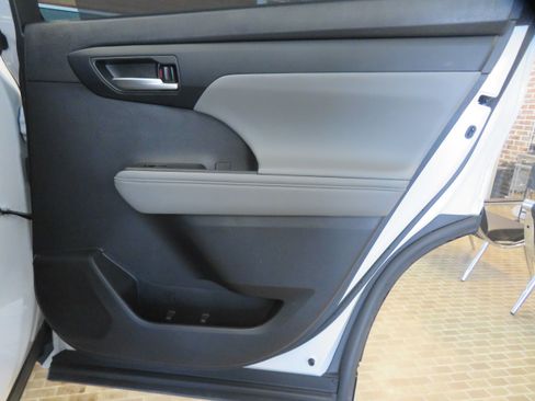 Used 2023 Toyota Highlander XLE FWD image 23