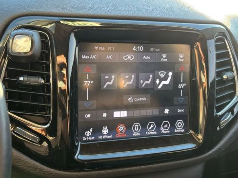 Used 2018 Jeep Compass Limited image 9