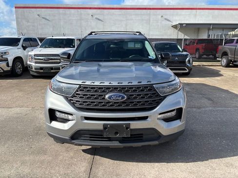 Used 2023 Ford Explorer XLT w/ Equipment Group 202A RWD image 2
