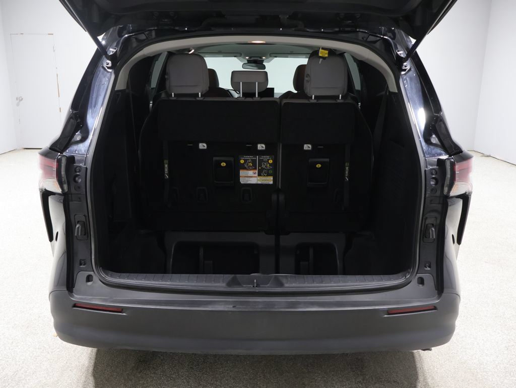 Used 2025 Toyota Sienna LE FWD image 18