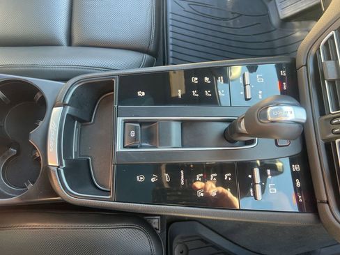 Used 2022 Porsche Macan image 24