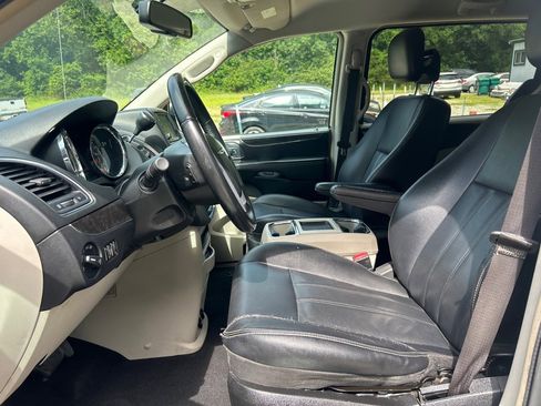 Used 2014 Chrysler Town & Country Touring FWD image 8