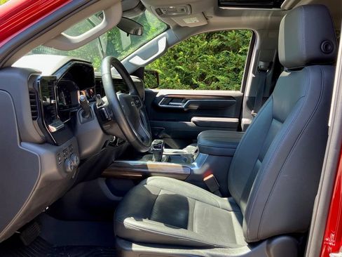 Used 2024 Chevrolet Silverado 1500 LT Trail Boss w/ LT Trail Boss Premium Package AWD/4WD image 3