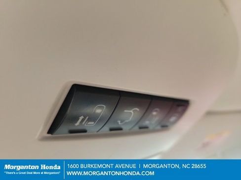 Used 2010 Chrysler Town & Country Limited image 16