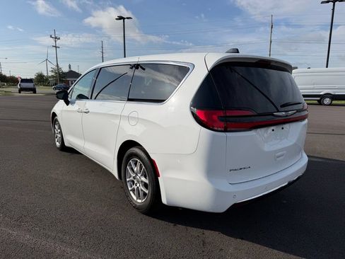 Used 2024 Chrysler Pacifica Touring-L FWD image 7