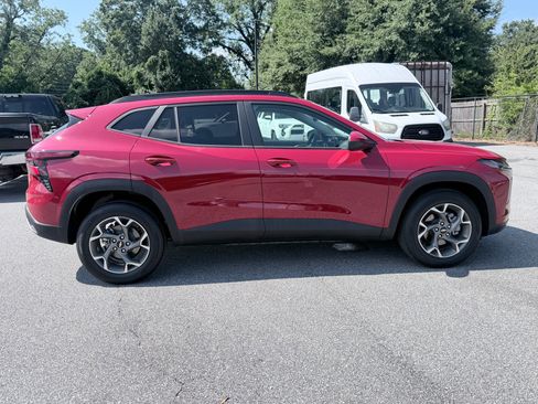 Used 2026 Chevrolet Trax LT FWD image 4