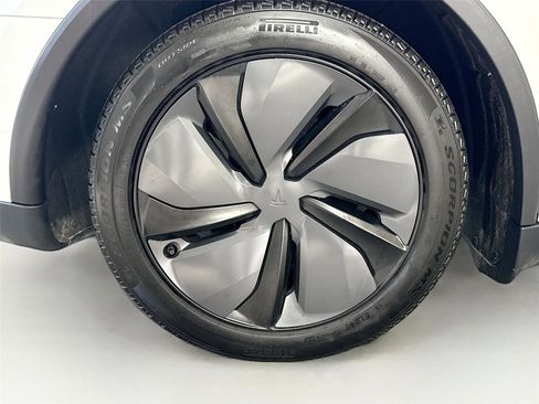 Used 2026 Tesla Model Y 2WD image 32