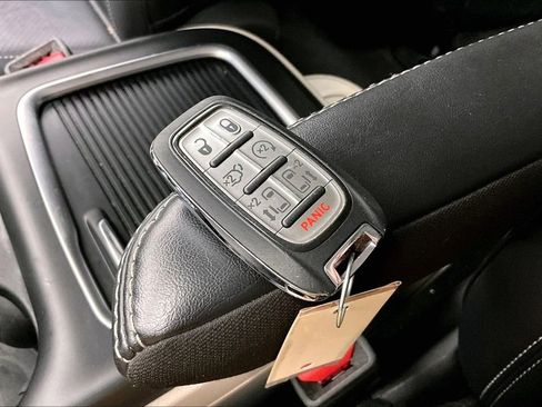 Used 2024 Chrysler Pacifica Limited FWD image 11