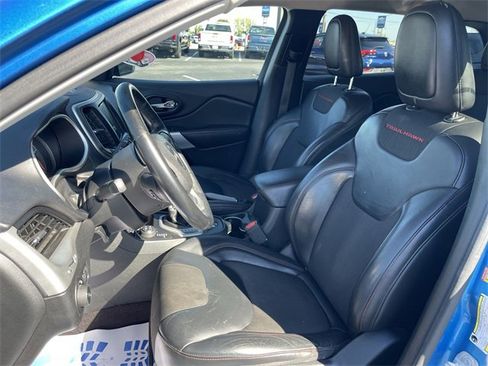 Used 2017 Jeep Cherokee Trailhawk image 11