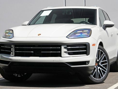 Used 2025 Porsche Cayenne w/ Premium Package Plus AWD/4WD image 3