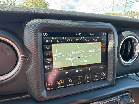 Used 2022 Jeep Wrangler Unlimited Sahara image 29