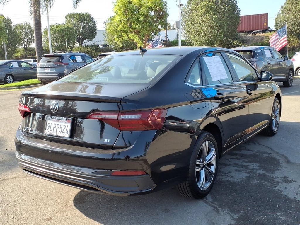 Used 2024 Volkswagen Jetta SE FWD image 3