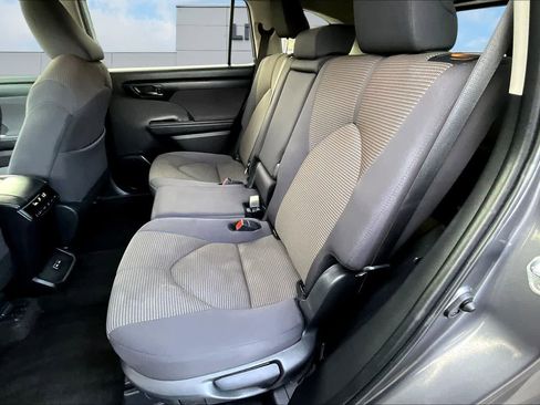Used 2024 Toyota Highlander LE AWD/4WD image 13