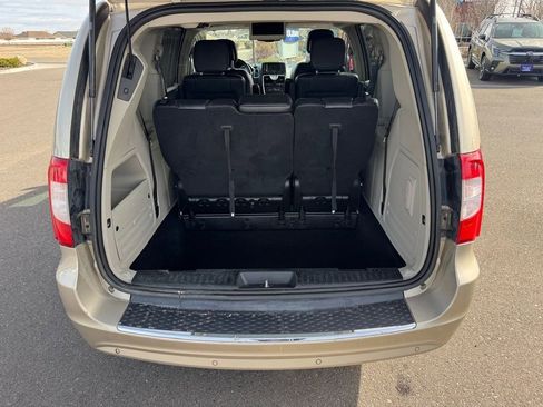 Used 2014 Chrysler Town & Country Touring-L w/ Driver Convenience Group image 46