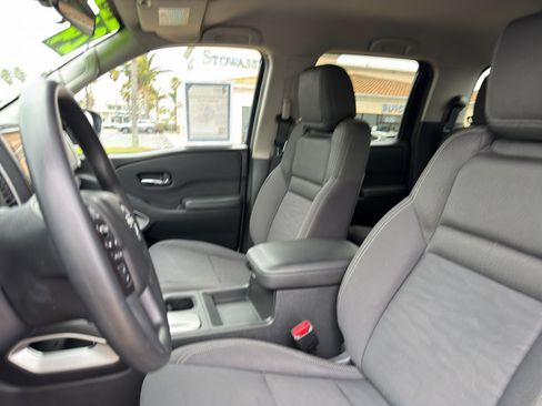 Used 2024 Nissan Frontier SV RWD image 9