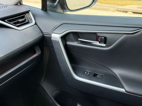 Used 2019 Toyota RAV4 Limited FWD image 39