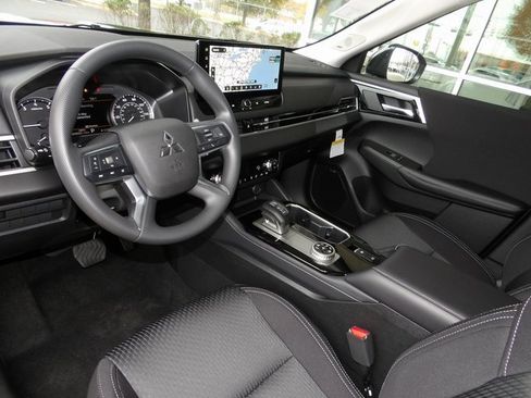 New 2025 Mitsubishi Outlander ES image 11