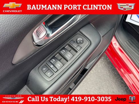 Used 2025 Chrysler Pacifica Select FWD image 12