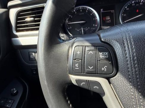 Used 2018 Toyota Highlander XLE AWD/4WD image 16