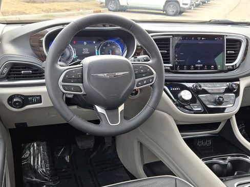 Used 2024 Chrysler Pacifica Limited FWD image 18