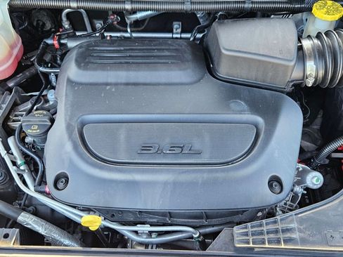 Used 2023 Chrysler Pacifica Touring-L w/ Uconnect Theater Family Group AWD/4WD image 25