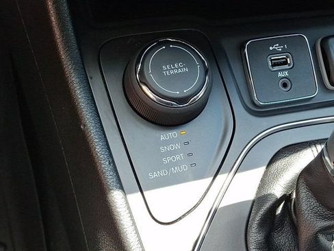 Certified 2019 Jeep Cherokee Latitude Plus w/ Cold Weather Group AWD/4WD image 30