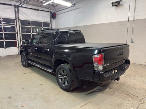 Used 2016 Toyota Tacoma Limited w/ Towing Package image 4