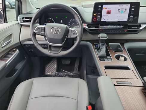 Used 2023 Toyota Sienna XLE image 10